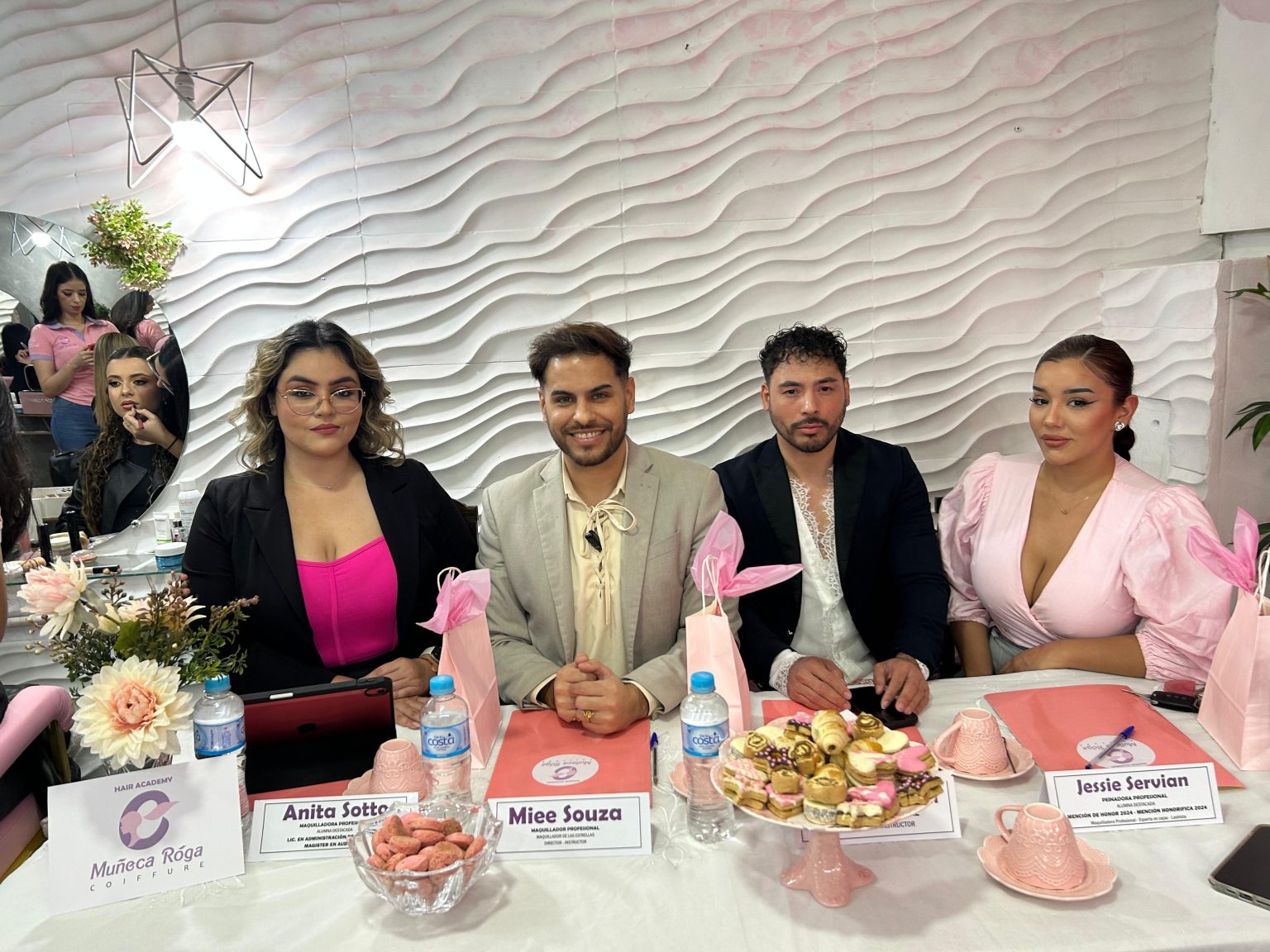 Muñeca Roga marca tendencia y forma talentos reales del make up y peinado