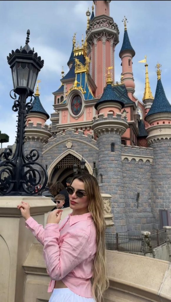 Rossana Mereles, de paseo mágico por Disney París