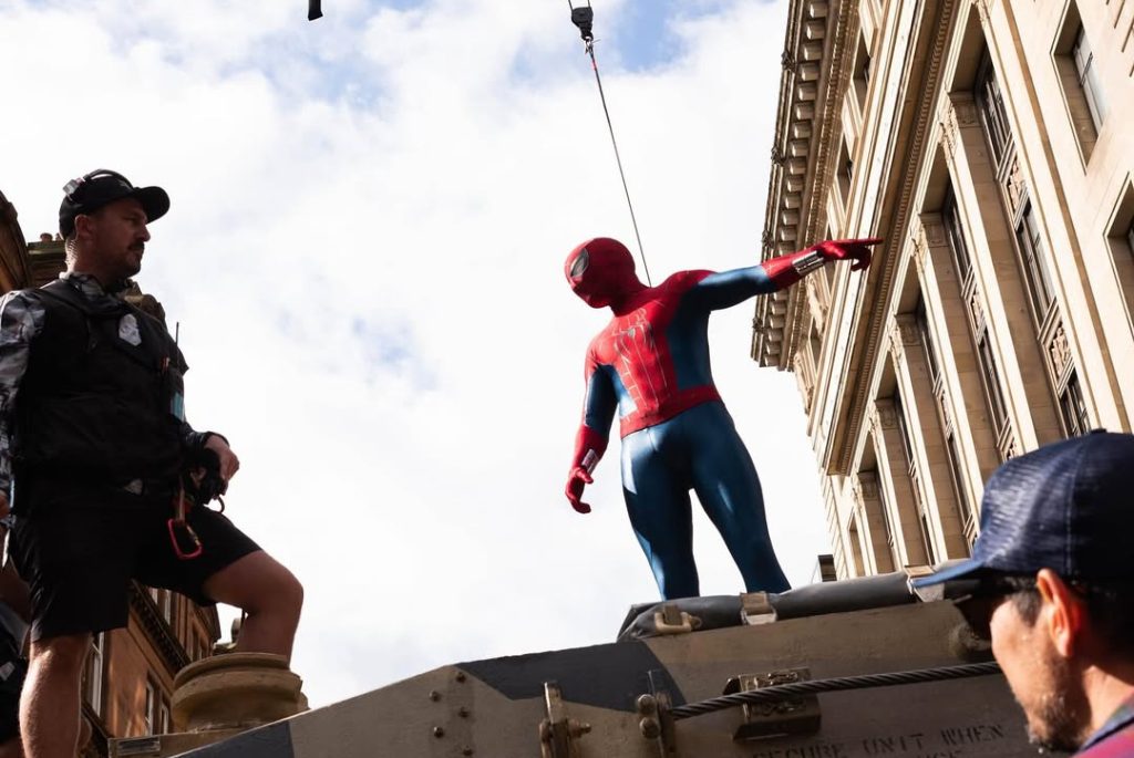Tom Holland sufre conmoción cerebral en el set de Spider-Man y rodaje se detiene temporalmente