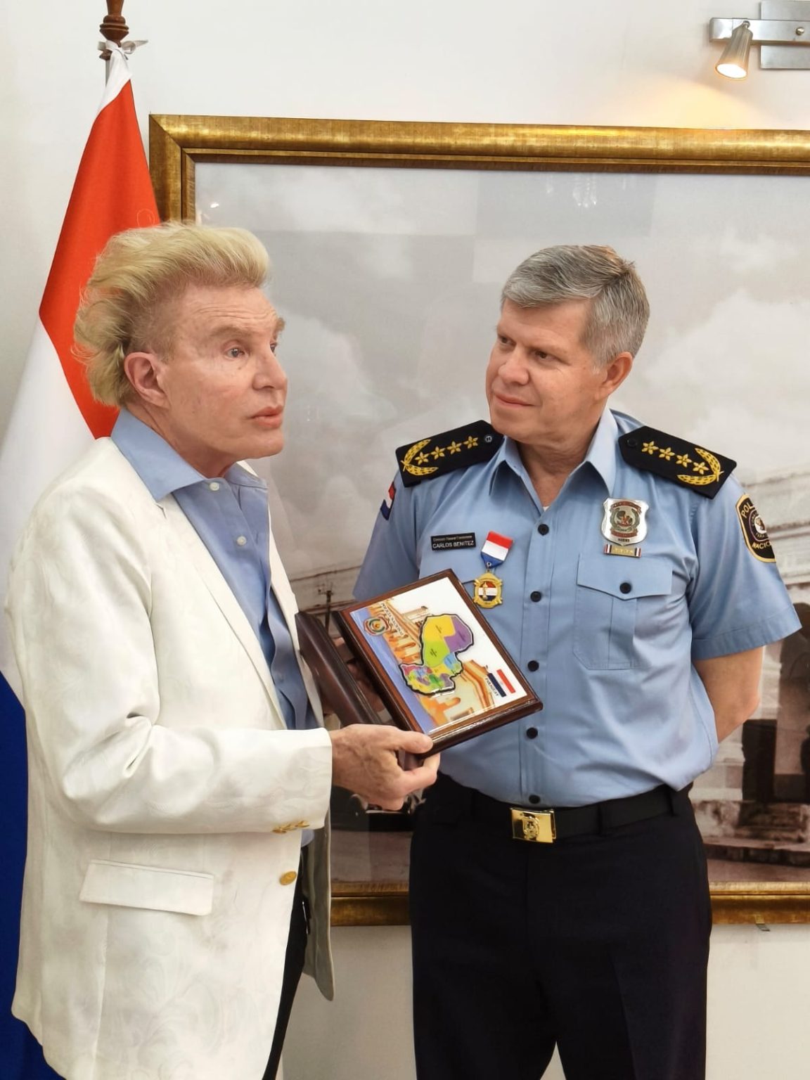 La Policía Nacional reconoce la trayectoria del comunicador Juan Carlos Amoroso