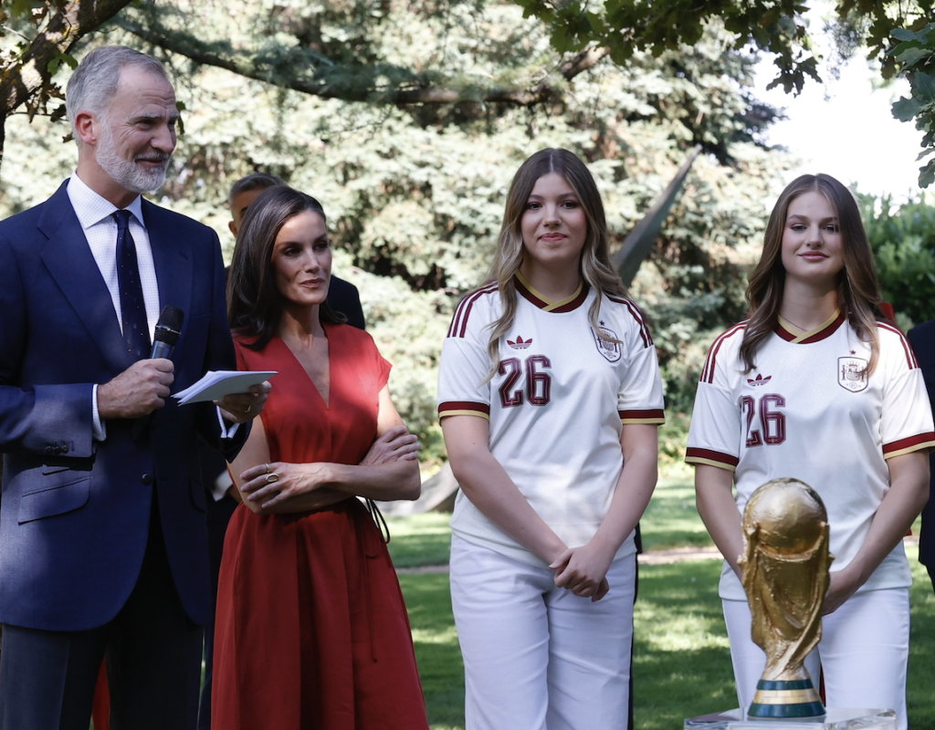 Leonor y Sofía reciben a los campeones del mundo en Zarzuela tras la histórica victoria de España
