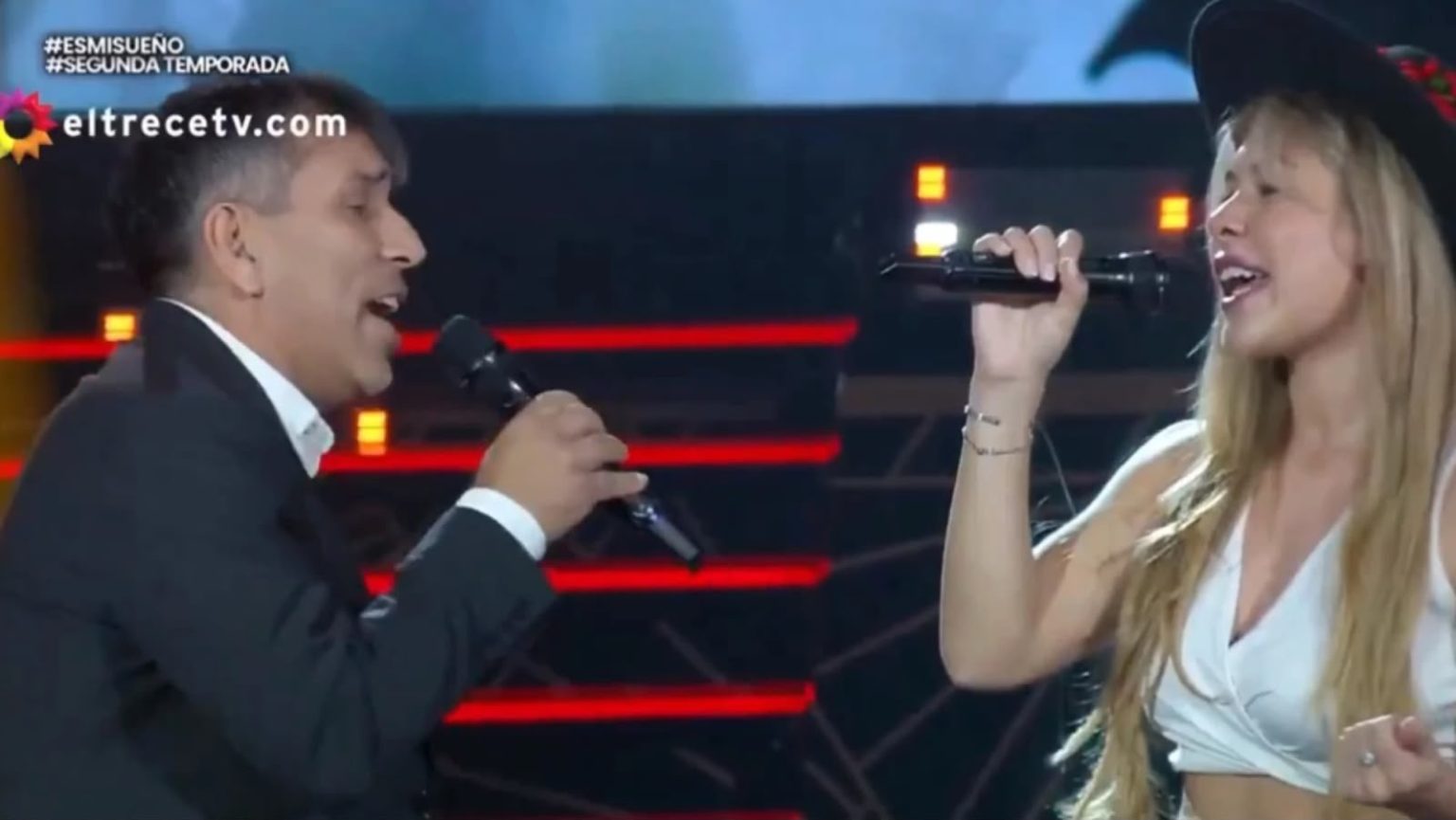 Pipino Cuevas sorprendió en la TV argentina y fue ovacionado en su debut como cantante