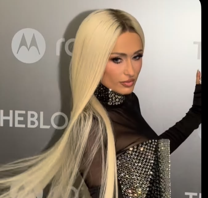 PARIS HILTON DESLUMBRA EN NEW YORK FASHION WEEK Y SE ROBA EL SHOW HASTA EN EL BACKSTAGE