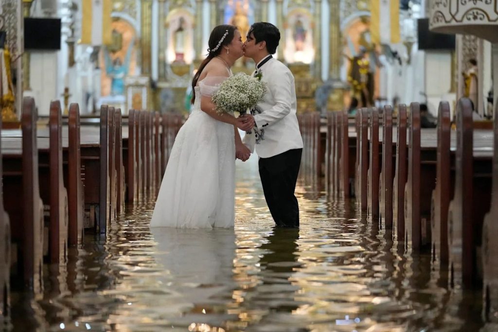 Ni el tifón frenó el “sí, quiero”: pareja se casó en una iglesia completamente inundada