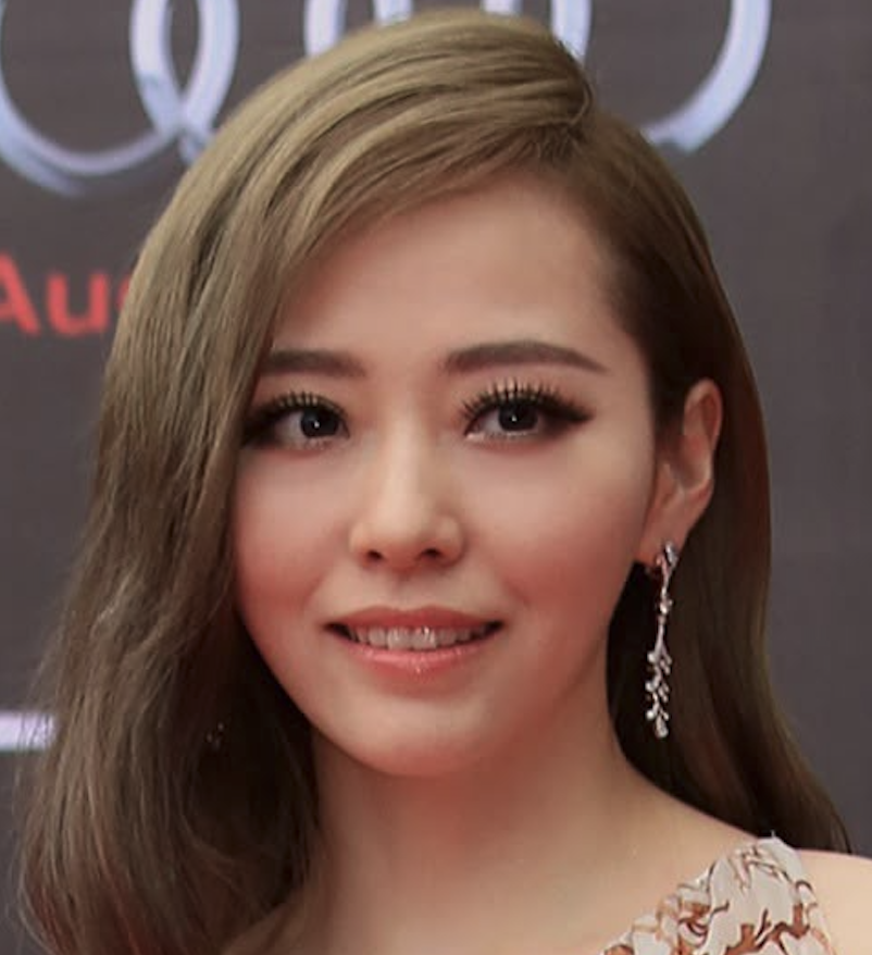 ¡TREMENDO SUSTO! FAMOSA CANTANTE CHINA CAYÓ DESDE DOS METROS EN PLENO CONCIERTO