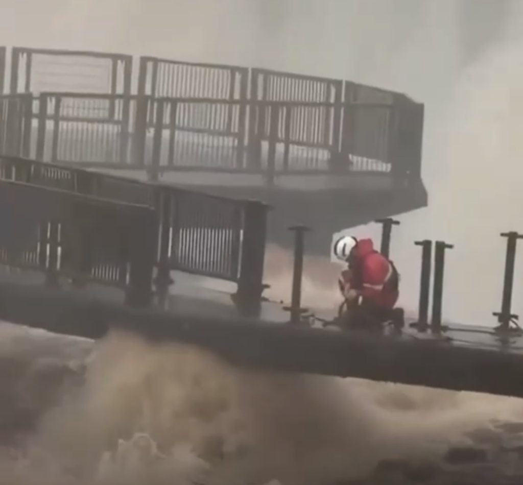 ¡ALERTA EN LAS CATARATAS DEL IGUAZÚ! DESMONTAN PASARELAS ANTE LA IMPRESIONANTE CRECIDA DEL RÍO