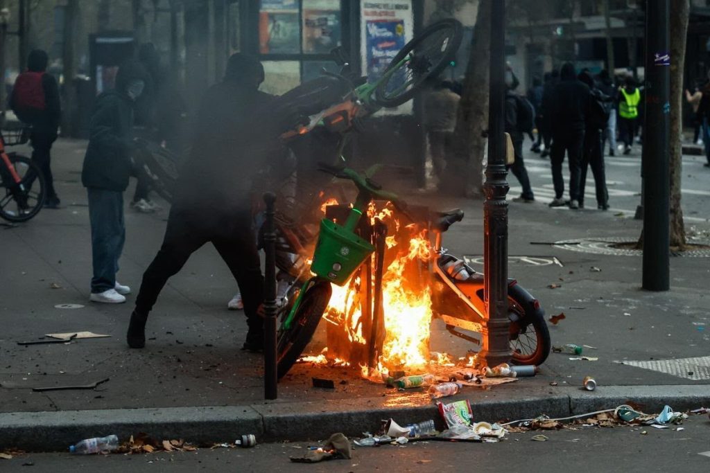 FRANCIA EN LLAMAS: VIOLENTAS PROTESTAS DEJAN UN MUERTO, CIENTOS DE HERIDOS Y MILES DE DETENIDOS